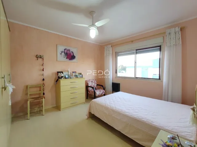 Quarto com cama e armário em ambiente claro.