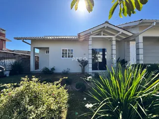 Fachada de uma residência em Lajeado, Brasil com jardim frontal.