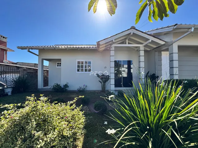 Fachada de uma residência em Lajeado, Brasil com jardim frontal.