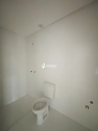 Foto de um banheiro interno em uma propriedade.