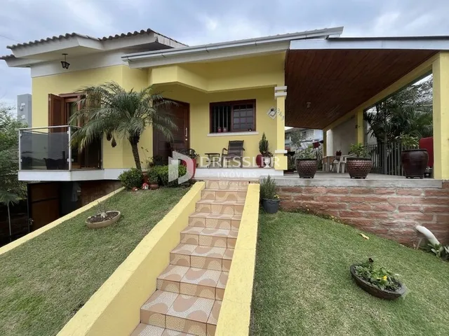Fachada de uma casa em Lajeado, Brasil com jardim e escadaria.