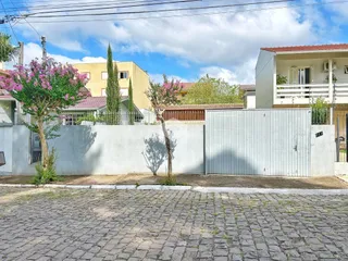 Fachada de uma residência com muro e portão em Lajeado, Brasil.