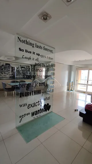 Foto de um corredor interno com painel de vidro decorativo em um imóvel.