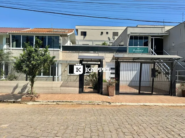 Fachada de uma residência com portão de ferro em Lajeado, Brasil.