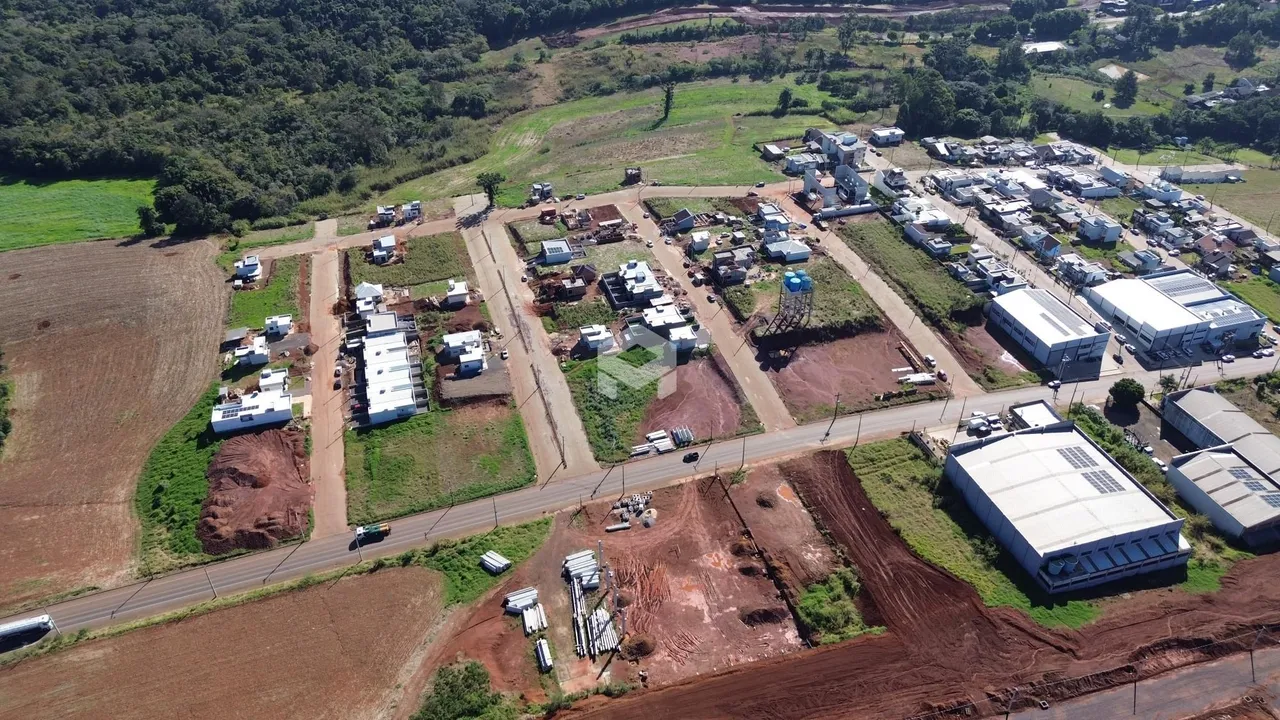Vista aérea de um terreno em Lajeado, Brasil, mostrando áreas de vegetação e infraestrutura.