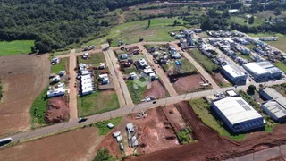 Vista aérea de um terreno em Lajeado, Brasil, mostrando áreas de vegetação e infraestrutura.