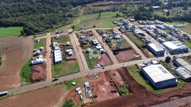 Vista aérea de um terreno em Lajeado, Brasil, mostrando áreas de vegetação e infraestrutura.