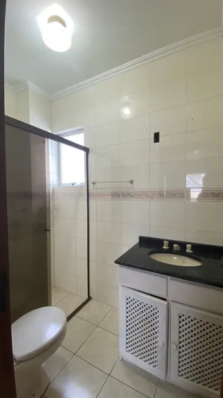 Foto de um banheiro com revestimento cerâmico nas paredes e piso.