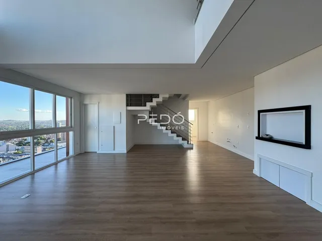 Interior de um apartamento moderno com piso de madeira e grande janela com vista para a cidade.