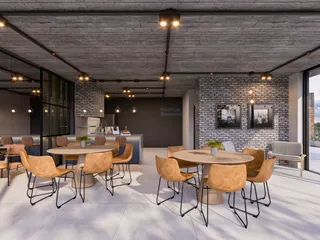 Foto de um espaço comum com mesas e um bar em um ambiente moderno com teto exposto.