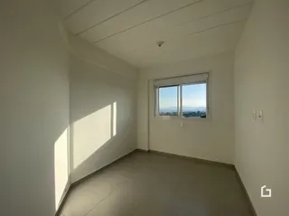 Interior de um cômodo com piso de cerâmica e janela.