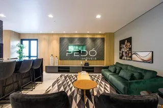 Sala de estar com decoração moderna e piso de madeira.