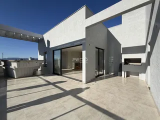 Fachada moderna de uma residência em Lajeado, Brasil, com área externa pavimentada.