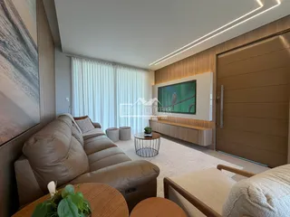 Sala de estar moderna com sofá e televisão em um apartamento.