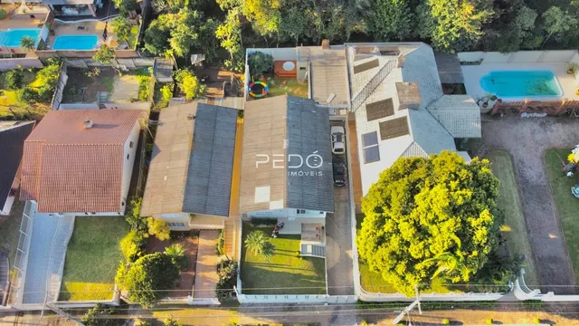 Vista aérea da propriedade em Lajeado, mostrando a casa e a área do quintal com piscina.