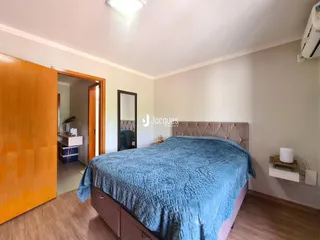 Quarto com cama e porta de entrada em um imóvel no Brasil.
