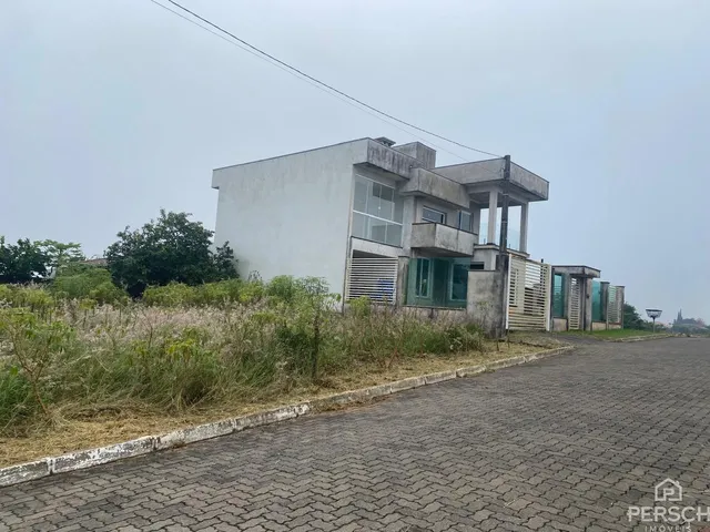 Fachada de uma residência moderna com vegetação ao redor em Lajeado, Brasil.