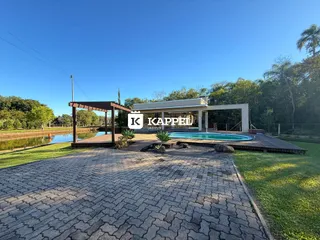 Vista externa de uma casa com piscina e deck em Lajeado, Brasil.