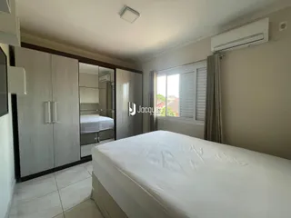 Quarto com cama e armários em um apartamento.