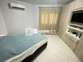 Foto de um quarto com cama e ar-condicionado instalado.