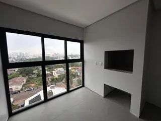 Vista externa da cidade vista através de grandes janelas em um ambiente interno.