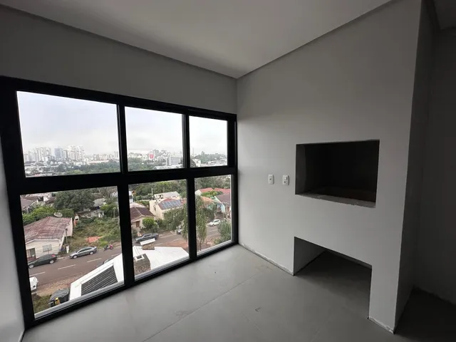Vista externa da cidade vista através de grandes janelas em um ambiente interno.