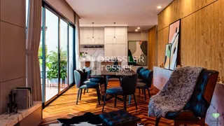 Sala de estar com piso de madeira e grandes janelas.