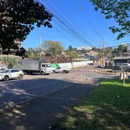 Vista externa da propriedade mostrando uma rua e um caminhão na área.