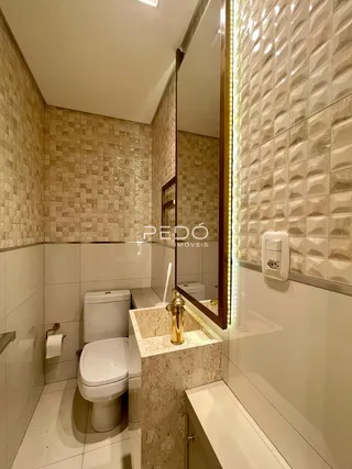 Foto do interior de um banheiro com revestimento cerâmico.