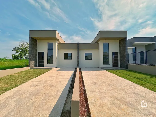 Fachada de uma casa moderna com jardim em Lajeado, Brasil.