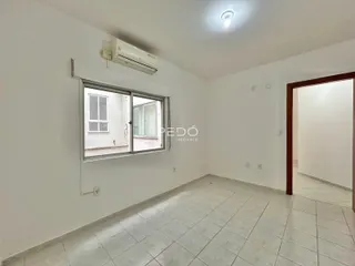 Imagem interna de uma sala com piso de cerâmica e janela.
