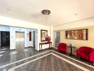 Sala de estar com piso de cerâmica e decoração de parede.