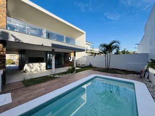 Fachada de casa com piscina em Lajeado.