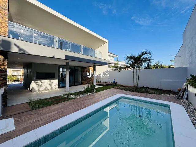 Fachada de casa com piscina em Lajeado.