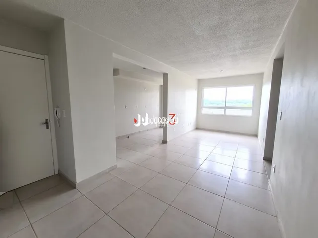 Interior de um ambiente com piso de cerâmica e paredes brancas.