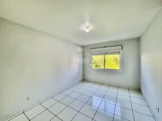 Ambiente interno de um cômodo com piso de cerâmica e paredes brancas.