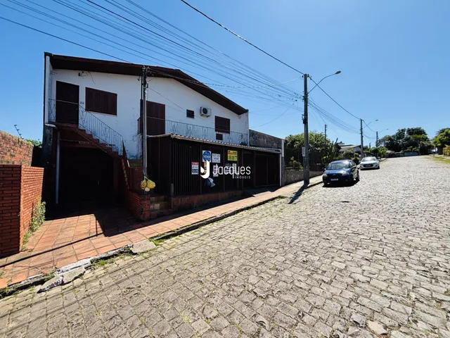 Fachada de uma residência em Lajeado, Brasil, com muro e área pavimentada na frente.
