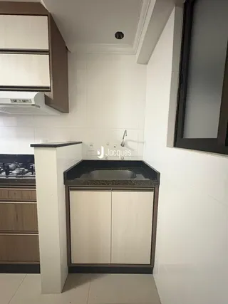 Foto de uma cozinha com armários e bancada em um imóvel.