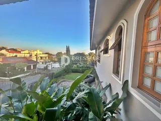 Fachada de uma residência com janelas arqueadas em Lajeado, Brasil.