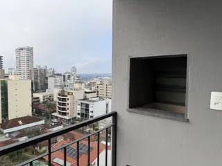 Fachada de um edifício com vista panorâmica da paisagem urbana.