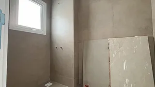 Foto de um cômodo interno com paredes de gesso expostas em uma obra.