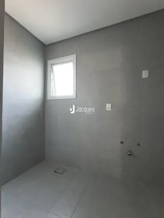 Foto de um banheiro com piso e paredes revestidos.