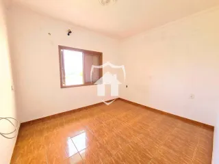 Ambiente interno com piso de madeira no cômodo.
