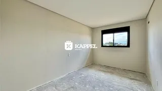 Foto de um cômodo vazio com paredes brancas e piso de concreto.