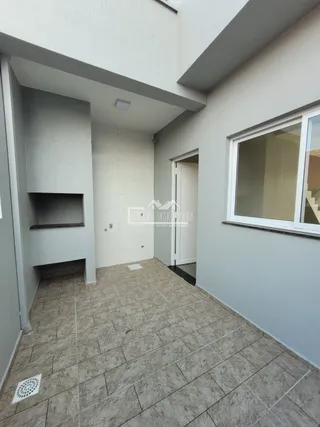 Ambiente interno com piso de cerâmica e paredes brancas.