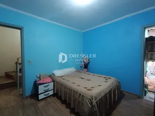 Quarto azul com cama e armário em um imóvel no Brasil.