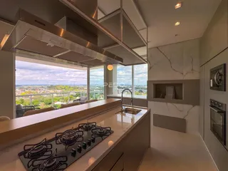 Vista da cozinha moderna com grande janela panorâmica em Lajeado.