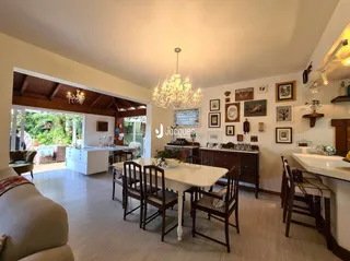 Sala de estar com piso de madeira e vigas de madeira.