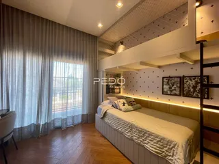 Quarto com janela e decoração moderna em Lajeado, Brasil.