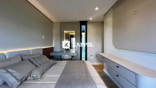 Quarto com cama grande e decoração neutra em um imóvel.